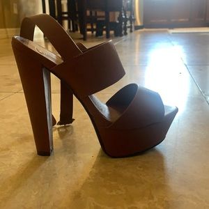 Got them for my mom. There to high for her and we can’t return. brown. 7 1/2